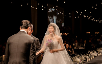 “신부 입장”... 김하늘, 본식 사진 공개 ‘신랑 앞 환한 웃음’