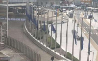 EU 본부 조기 게양·프랑스 파리 에펠탑 벨기에 국기색 점등…“브뤼셀 폭발테러 희생자 애도”