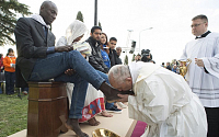 [포토] 무슬림 난민 발에 입 맞추는 교황