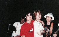 하현우,  15년 전 모습 공개…“21살 밴드 시절, 그립진 않아요”
