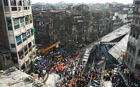 [영상] 인도 고가도로 붕괴…차량 정체 중 콘트리트 구조물 쏟아져