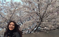 ‘롤챔스 여신’ 조은정 아나, 풋풋한 여대생 모습…벚꽃아래 ‘여신미모’