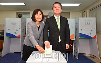 [포토] 투표하는 안철수 국민의당 대표와 부인 김미경 교수