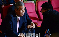 [포토] 대화 나누는 김종인 더민주 비대위 대표