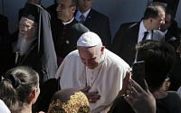 프란치스코 교황, 그리스 난민캠프 방문…“우리는 모두 이민자”