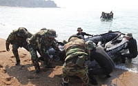 [포토]軍 천안함 실종자 오전 수색 후 귀환
