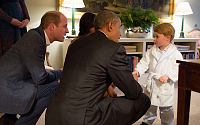 [포토] 오바마 대통령과 악수한 조지 왕자 &quot;잠옷이라 죄송해요&quot;