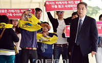 [포토] 중앙지검 출석하는 신현우 전 사장
