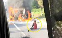 [포토] 불타는 차에서 죽어가는 남편을 보고 오열하는 아내