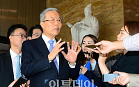 [포토] 취재진 질문에 답하는 김종인 대표
