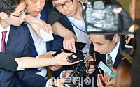 [포토] 취재진 질문에 답하는 신현우 전 사장