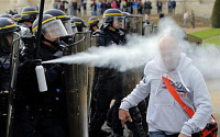 [포토] “너무해~”…노동법 개정 시위자 얼굴에 최루가스 분사하는 佛 경찰