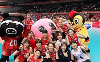여자배구 올림픽예선 중계, 김연경 팀원들과 코트 인증샷…“끝까지 힘냅시다”