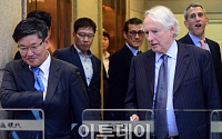 [포토] 현대상선 용선료 협상 마치고 나오는 마크 워커 변호사-김충현 CFO