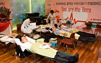 [저출산·고령화시대 CSR] 현대백화점, 의료·복지사각 어린이 없도록… 장학금 기부·헌혈 릴레이