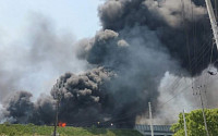 대구 경부고속도로 달리던 탱크로리서 화재 발생…경유 유출로 불길 번져 '2명 부상'(2보)