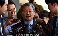 [포토] '법조비리 의혹' 취재진 질문에 답하는 홍만표 변호사