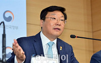 [포토] 취재진 질문에 답하는 주형환 산업부 장관