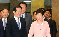 [포토] 밝은 미소로 국회 나서는 박근혜 대통령