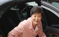 [포토] 박근혜 대통령, '오늘은 분홍색 자켓 착용'