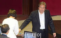 [포토] 김수민 의원과 인사하는 김무성 전 대표