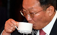 [포토] 커피마시는 박대영 삼성중공업 사장