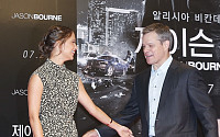 [BZ포토] 맷 데이먼, 알리시아 비칸데르, 서로 반갑게 맞이하는 두 배우