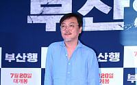 [BZ포토] 김의성, 의지의 목발 투혼