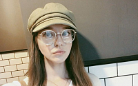 안젤리나 다닐로바, 모자와 안경 이용한 코디에도 “예뻐”
