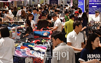 [포토] 휴가철 앞두고 백화점 업계 '해외명품대전'