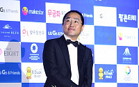 [BZ포토] 팬들 바라보는 '명량'의 감독 김한민