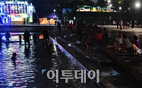 [포토] '밤에도 물빛광장은 인기'