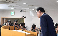 [포토]인사하는 김현웅 법무부 장관