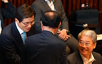 [포토] 야당 의원들과 악수나누는 황교안 총리