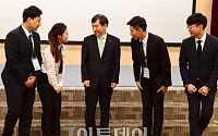 [포토] 대학생 참가자들과 인사하는 한은 총재