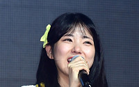 [BZ포토] 아이비아이 이수현, 꿈에 그리던 데뷔에 눈물이 그렁그렁
