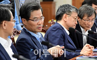 [포토] 분주한 김영란법 관계차관회의 참석자들