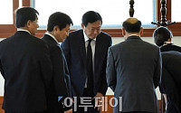 [포토] 관계자와 인사하는 신동빈 회장