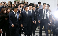 [포토] 빈소 들어서는 신동빈 회장