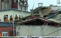 진주 건물 지붕 붕괴…14시간 생존사투, 인명 구조견 맹활약