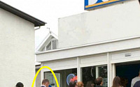 [포토] &quot;진짜 멋진 대통령&quot; 피자 주문하려 줄 선 아이슬란드 대통령