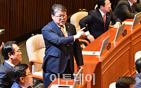 [포토] 거세게 항의하는 조원진 의원