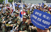 [포토]애국단체들 '북한을 응징하라!'