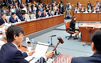 [포토] 조선·해운산업 구조조정 청문회, 의사봉 두드리는 조경태 위원장