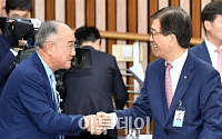 [포토] 청문회에서 만난 이덕훈 행장ㆍ이동걸 회장
