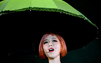 [BZ포토] 가인, 우산 아래 꽃미녀