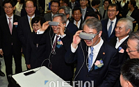 [포토] 가상현실(VR) 체험하는 임종룡ㆍ하영구