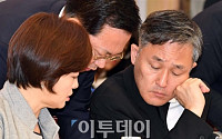 [포토] 행자부 국감 파행, 대화하는 야당 의원들