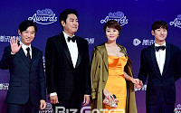 [BZ포토] tvN 10주년 시상식 레드카펫 대미를 장식한 '시그널'