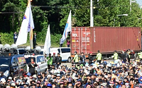 [포토] 구호외치는 화물연대 파업 참가자들